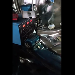 筒锥型过滤洗涤干燥三合一设备内部抛光车间工作片段